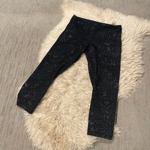 Lululemon crop leggings w/ pattern